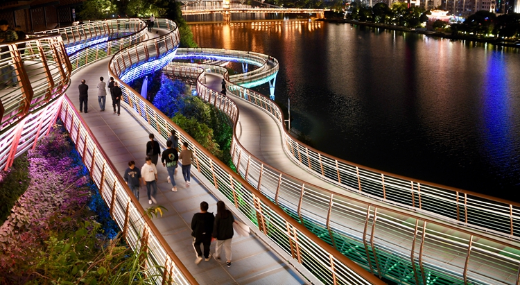 新華社評(píng)論員：擦亮高質(zhì)量發(fā)展的民生底色 ——貫徹落實(shí)全國兩會(huì)精神