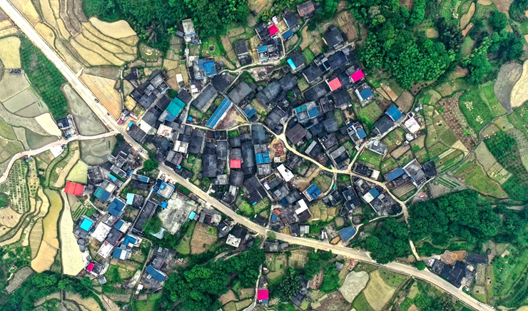 新華社評(píng)論員：在真抓實(shí)干中化藍(lán)圖為現(xiàn)實(shí) ——貫徹落實(shí)全國兩會(huì)精神