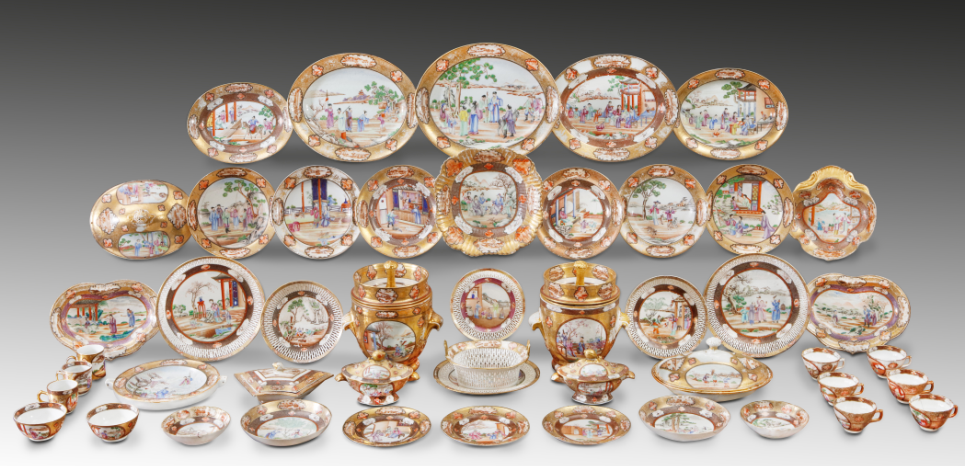 “外銷(xiāo)瓷”是指我國(guó)生產(chǎn)的，專(zhuān)門(mén)銷(xiāo)往國(guó)外的瓷器，清代“一口通商”時(shí)期，中國(guó)瓷器遠(yuǎn)銷(xiāo)歐美，對(duì)歐美人民生活影響深遠(yuǎn)。這一時(shí)期輸出的瓷器種類(lèi)眾多，有粉彩、廣彩、青花、五彩等，器物造型及紋飾圖案既保留了中國(guó)制瓷藝術(shù)的傳統(tǒng)特征，又汲取了歐美的藝術(shù)精華，從而燒制出了大量精美的瓷器。圖為清乾隆廣彩“洛克菲勒”餐具，這是一套洛克菲勒餐具，由盤(pán)、碟、碗、杯、冰壺、蓋盅等組成。（來(lái)源：廣州十三行博物館）