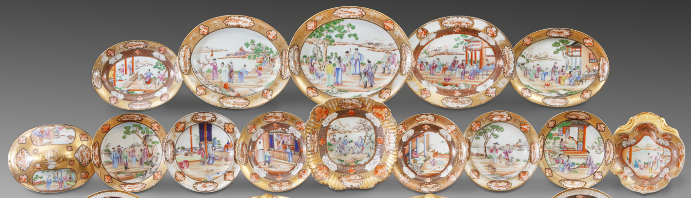 圖為清乾隆廣彩“洛克菲勒”餐具細(xì)節(jié)圖，美國(guó)洛克菲勒家族曾大量購(gòu)藏該類(lèi)廣彩瓷，因此收藏界將此種紋飾風(fēng)格的廣彩瓷稱(chēng)之為洛克菲勒瓷。（來(lái)源：廣州十三行博物館）