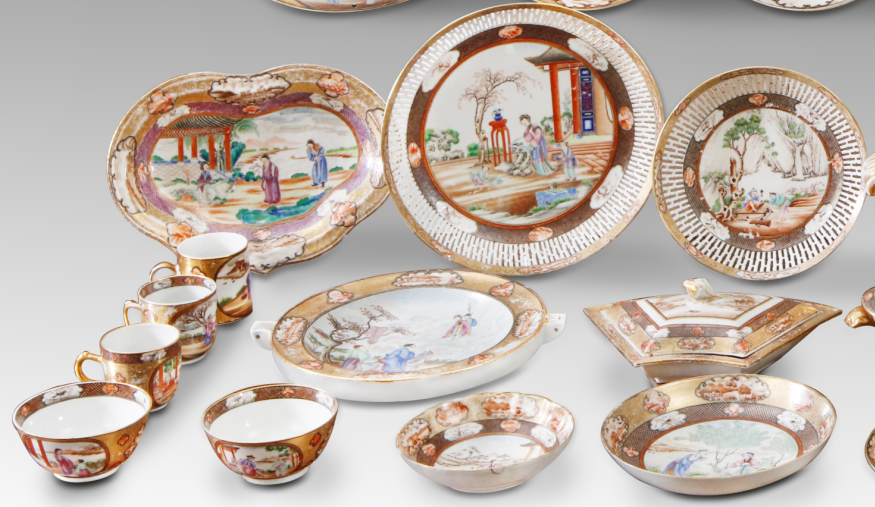 圖為清乾隆廣彩“洛克菲勒”餐具細(xì)節(jié)圖，該類(lèi)廣彩瓷邊飾多用茄色織鯊魚(yú)皮錦地，間繪花鳥(niǎo)紋，主題圖案多為庭院人物紋。（來(lái)源：廣州十三行博物館）