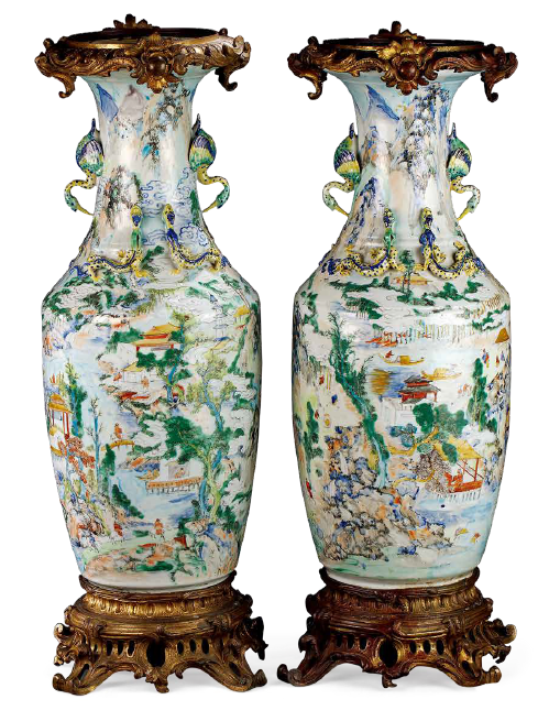 “外銷瓷”是指我國生產(chǎn)的，專門銷往國外的瓷器，清代“一口通商”時(shí)期，中國瓷器遠(yuǎn)銷歐美，對(duì)歐美人民生活影響深遠(yuǎn)。這一時(shí)期輸出的瓷器種類眾多，有粉彩、廣彩、青花、五彩等，器物造型及紋飾圖案既保留了中國制瓷藝術(shù)的傳統(tǒng)特征，又汲取了歐美的藝術(shù)精華，從而燒制出了大量精美的瓷器。圖為清同治廣彩風(fēng)景人物紋雙鶴耳鑲銅配件大瓶（一對(duì)）。（來源：廣州十三行博物館）