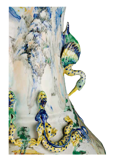 圖為清同治廣彩風(fēng)景人物紋雙鶴耳鑲銅配件大瓶細(xì)節(jié)圖，頸部?jī)蓚?cè)各置一鶴耳，肩處對(duì)稱置兩對(duì)蟠螭，瓶身彩繪通景山水風(fēng)景人物圖，瓶口處繪高山白云，肩部繪山川樓閣，腹部繪亭臺(tái)人物松石圖。（來源：廣州十三行博物館）