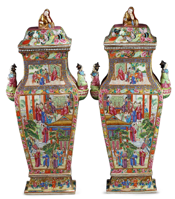 圖為清道光廣彩開光花蝶人物紋雙人耳方口扁瓶（一對(duì)）。（來源：廣州十三行博物館）