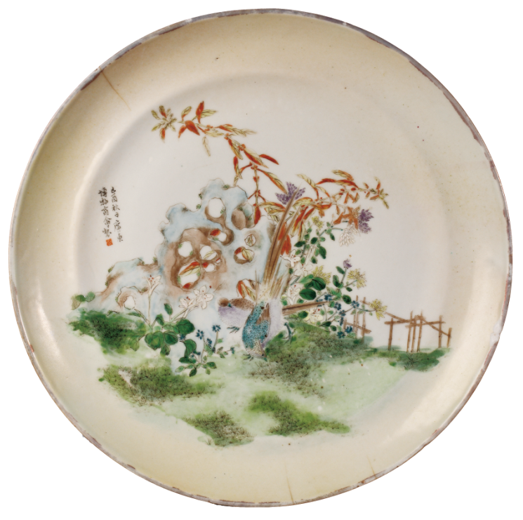 “外銷瓷”是指我國生產(chǎn)的，專門銷往國外的瓷器，清代“一口通商”時(shí)期，中國瓷器遠(yuǎn)銷歐美，對(duì)歐美人民生活影響深遠(yuǎn)。這一時(shí)期輸出的瓷器種類眾多，有粉彩、廣彩、青花、五彩等，器物造型及紋飾圖案既保留了中國制瓷藝術(shù)的傳統(tǒng)特征，又汲取了歐美的藝術(shù)精華，從而燒制出了大量精美的瓷器。圖為1909年廣彩“廣東博物商會(huì)”石景紋碟。（來源：廣州十三行博物館）