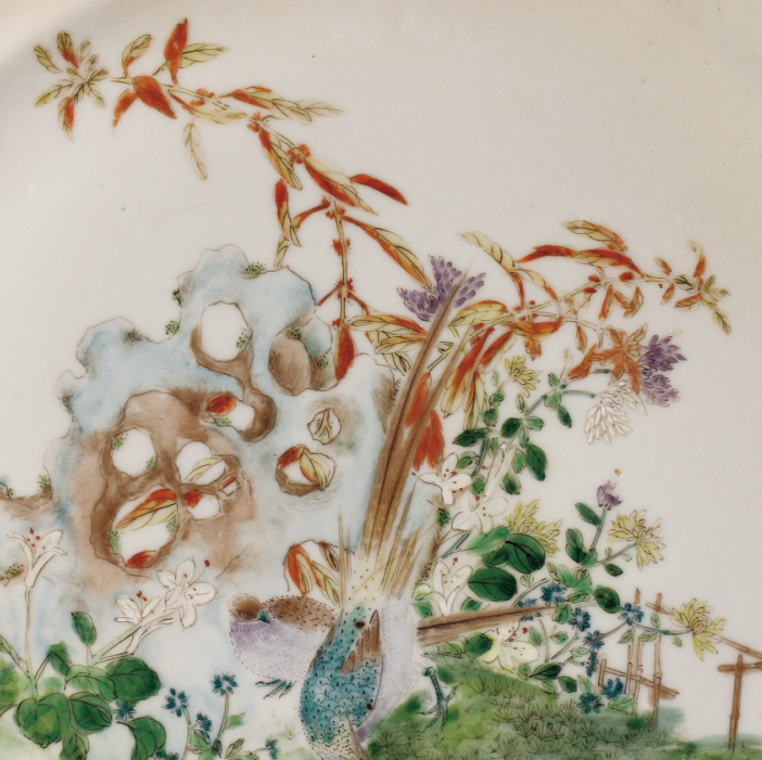 圖為1909年廣彩“廣東博物商會(huì)”石景紋碟細(xì)節(jié)圖，此碟將傳統(tǒng)國畫藝術(shù)與廣彩瓷技藝結(jié)合在一起，來表現(xiàn)優(yōu)美的石景風(fēng)光，畫面清新簡(jiǎn)潔。廣東博物商會(huì)由高劍父、陳樹人等人于1908 年在廣州市珠江南保安社八號(hào)以股份形式創(chuàng)辦，高劍父擔(dān)任會(huì)長(zhǎng)。畫師們以墨彩、綠彩、黃彩、大紅為主，運(yùn)用嶺南畫派繪畫技法，區(qū)別于傳統(tǒng)廣州彩瓷。（來源：廣州十三行博物館）