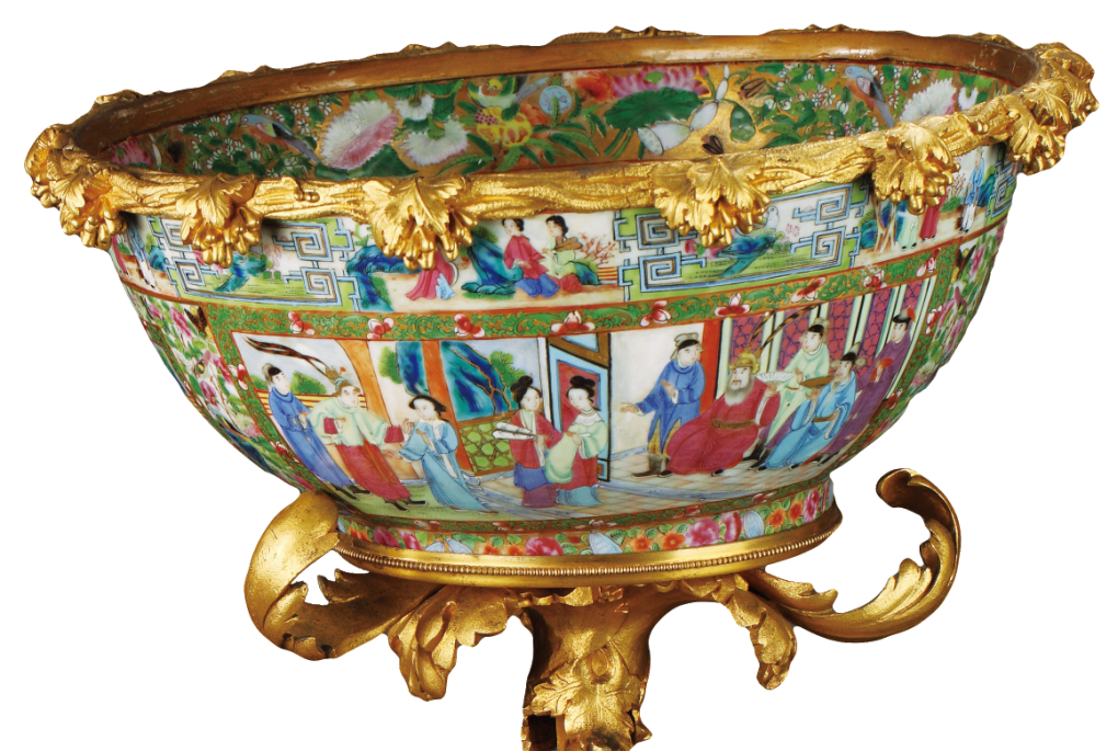 圖為清道光廣彩描金花鳥人物紋鑲天使銅座大碗細(xì)節(jié)圖，內(nèi)口沿以花鳥瓜果紋作裝飾帶，內(nèi)壁及碗底皆繪人物故事圖。外口沿繪庭院人物圖及開窗花鳥紋。外壁開兩大窗繪人物故事圖，圈足飾花卉紋一周。（來源：廣州十三行博物館）