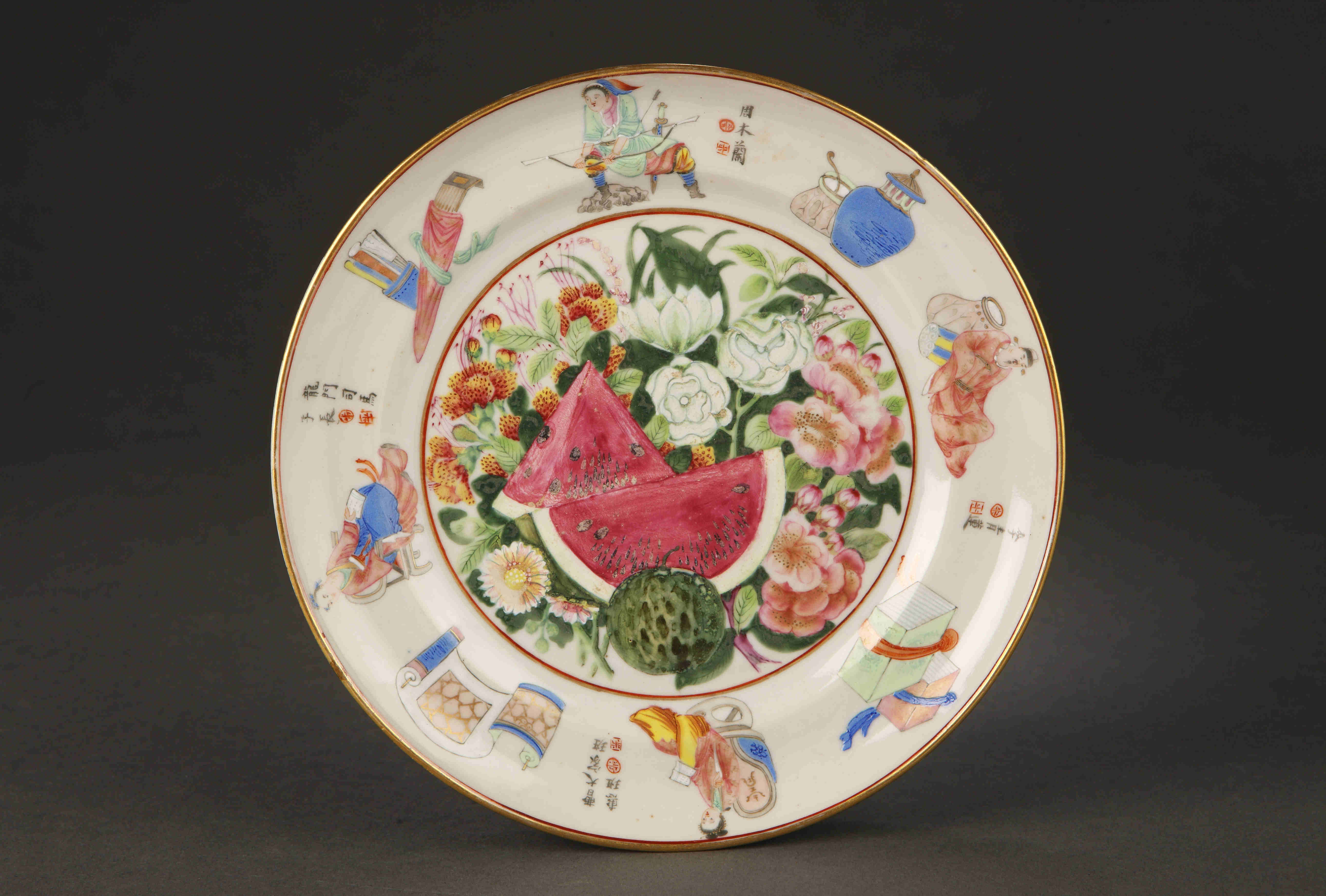 圖為清道光廣彩描金《無雙譜》花果紋碟。這是一套《無雙譜》碟，共12件，邊飾相同，皆繪《無雙譜》紋。碟心繪嶺南佳果圖，有荔枝、菠蘿、香蕉、楊桃等，描繪寫實，色彩艷麗。（來源：廣州十三行博物館）