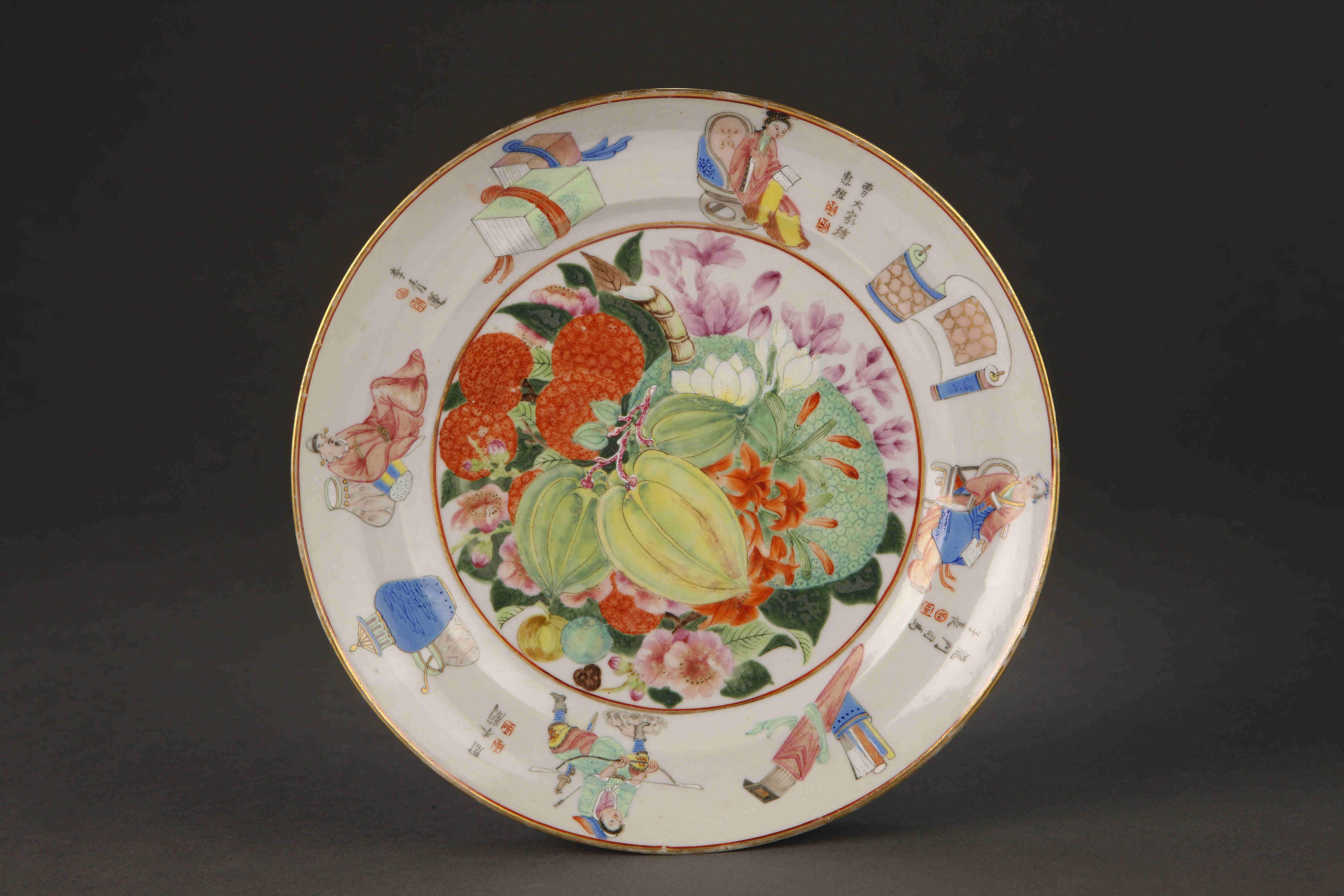 圖為清道光廣彩描金《無雙譜》花果紋碟。（來源：廣州十三行博物館）
