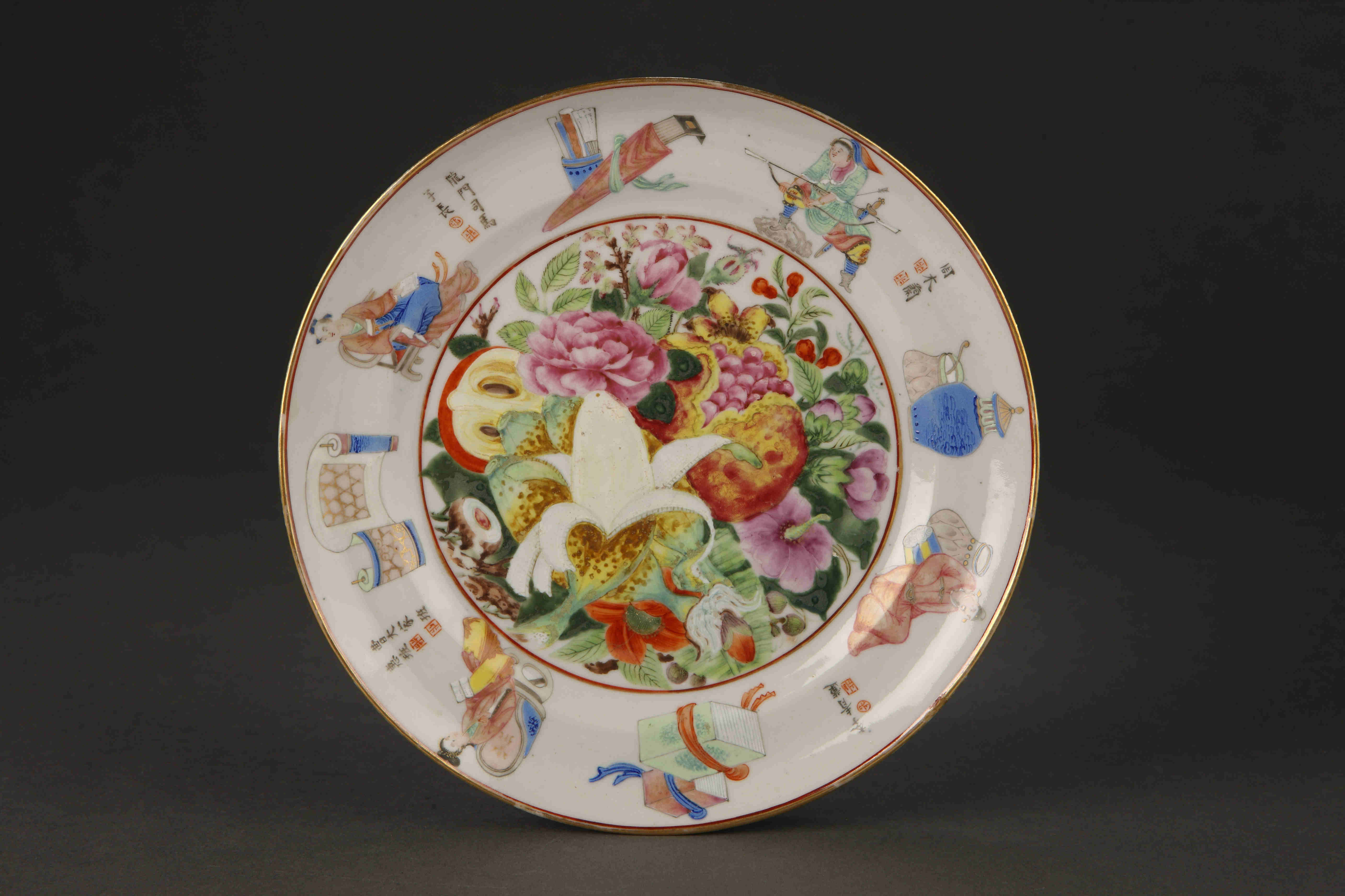 圖為清道光廣彩描金《無雙譜》花果紋碟。（來源：廣州十三行博物館）