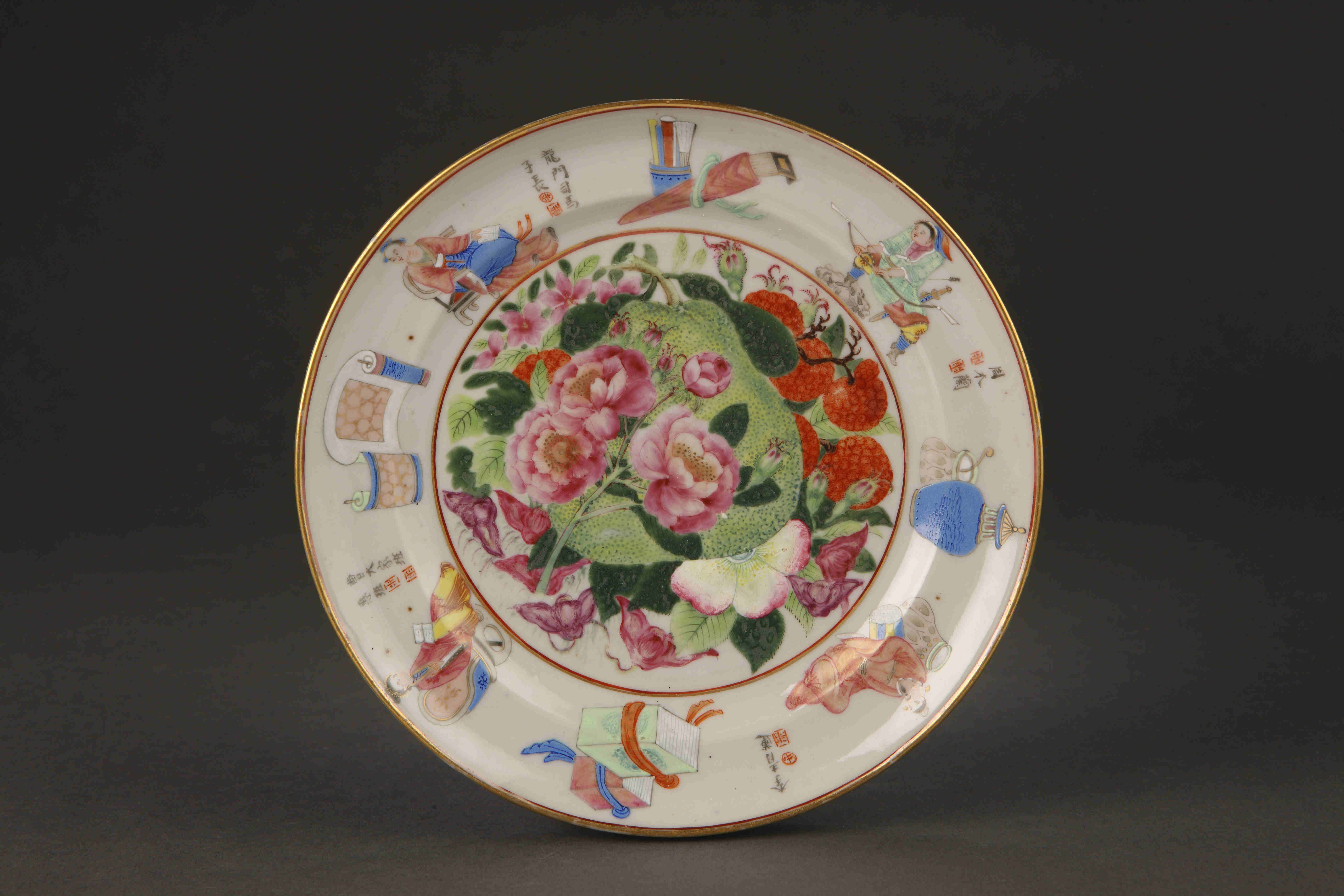 圖為清道光廣彩描金《無雙譜》花果紋碟。（來源：廣州十三行博物館）