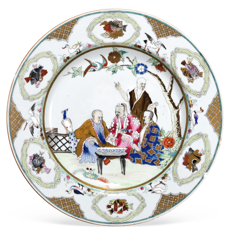 “外銷瓷”是指我國生產(chǎn)的，專門銷往國外的瓷器，清代“一口通商”時(shí)期，中國瓷器遠(yuǎn)銷歐美，對歐美人民生活影響深遠(yuǎn)。這一時(shí)期輸出的瓷器種類眾多，有粉彩、廣彩、青花、五彩等，器物造型及紋飾圖案既保留了中國制瓷藝術(shù)的傳統(tǒng)特征，又汲取了歐美的藝術(shù)精華，從而燒制出了大量精美的瓷器。圖為清中期廣彩人物紋大碟。（來源：廣州十三行博物館）