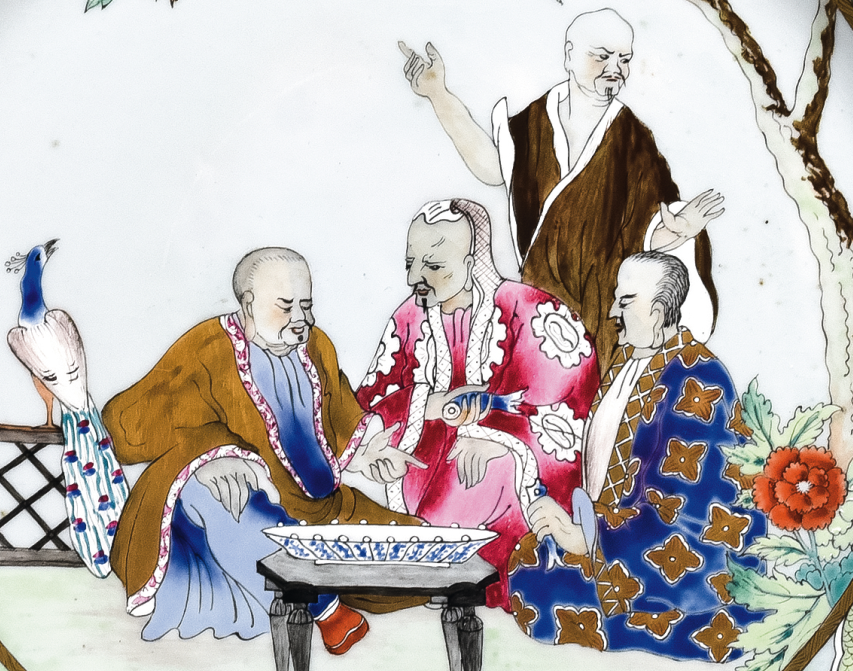 圖為清中期廣彩人物紋大碟細(xì)節(jié)圖，此碟紋飾是荷蘭著名設(shè)計(jì)師考納利斯. 普朗克（Cornelis Pronk）設(shè)計(jì)的“博士圖”。也有學(xué)者認(rèn)為該設(shè)計(jì)源自中國的“三酸圖”。蘇東坡曾與黃庭堅(jiān)、佛印禪師共同品嘗唐代名醋“桃花酸”，三人嘗醋后表情各不相同，從而代表了儒、釋、道的人生態(tài)度。儒家以為酸，佛家以為苦，道家以為甜。（來源：廣州十三行博物館）