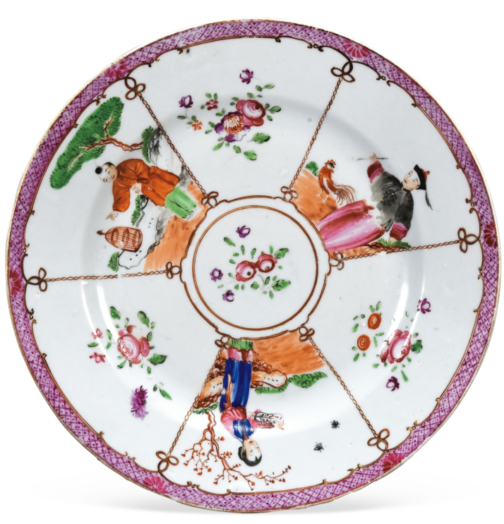 圖為清中期廣彩開光花卉人物紋碟。碟內(nèi)六個(gè)扇形開光分別繪人物、花卉紋，人物形象是廣彩常用紋飾圖案“滿大人合家歡”，只是此碟將合家歡圖案一分為三。（來源：廣州十三行博物館）