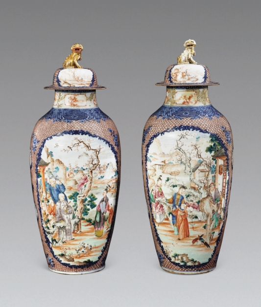 “外銷瓷”是指我國生產(chǎn)的，專門銷往國外的瓷器，清代“一口通商”時(shí)期，中國瓷器遠(yuǎn)銷歐美，對(duì)歐美人民生活影響深遠(yuǎn)。這一時(shí)期輸出的瓷器種類眾多，有粉彩、廣彩、青花、五彩等，器物造型及紋飾圖案既保留了中國制瓷藝術(shù)的傳統(tǒng)特征，又汲取了歐美的藝術(shù)精華，從而燒制出了大量精美的瓷器。圖為清中期廣彩青花錦地描金庭院人物紋獅鈕蓋瓶。（來源：廣州十三行博物館）