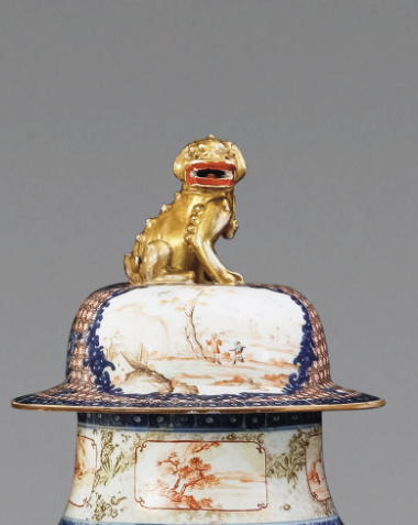 圖為清中期廣彩青花錦地描金庭院人物紋獅鈕蓋瓶細(xì)節(jié)圖，獅形鈕蓋。（來源：廣州十三行博物館）