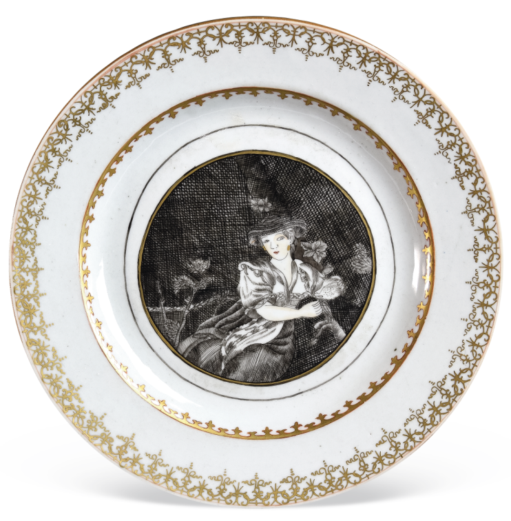 “外銷瓷”是指我國生產(chǎn)的，專門銷往國外的瓷器，清代“一口通商”時(shí)期，中國瓷器遠(yuǎn)銷歐美，對歐美人民生活影響深遠(yuǎn)。這一時(shí)期輸出的瓷器種類眾多，有粉彩、廣彩、青花、五彩等，器物造型及紋飾圖案既保留了中國制瓷藝術(shù)的傳統(tǒng)特征，又汲取了歐美的藝術(shù)精華，從而燒制出了大量精美的瓷器。圖為清乾隆墨彩描金西方女性圖碟。（來源：廣州十三行博物館）