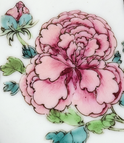 圖為清雍正廣彩“白云山人”碟細(xì)節(jié)圖，盛開的牡丹花。（來源：廣州十三行博物館）