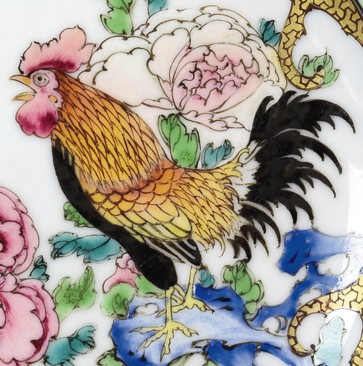 圖為清雍正廣彩“白云山人”碟細(xì)節(jié)圖，碟心繪一只高昂雄雞立于一太湖石上，雞冠高聳，引吭高鳴。（來源：廣州十三行博物館）