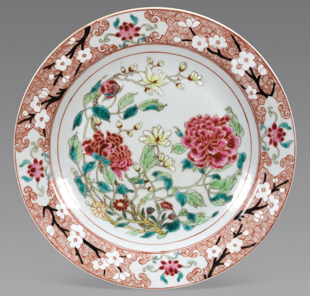 圖為清代粉彩花卉紋碟，碟沿以梅花祥云紋作地，對(duì)稱開四窗，內(nèi)繪荷花圖。此碟色彩鮮艷、構(gòu)圖飽滿，畫工嫻熟。（來源：廣州十三行博物館）