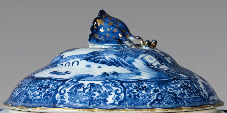 圖為清中期青花庭院山水紋花鈕蓋盅細(xì)節(jié)圖，盅蓋面繪亭臺(tái)樓閣花卉風(fēng)景紋。（來源：廣州十三行博物館）