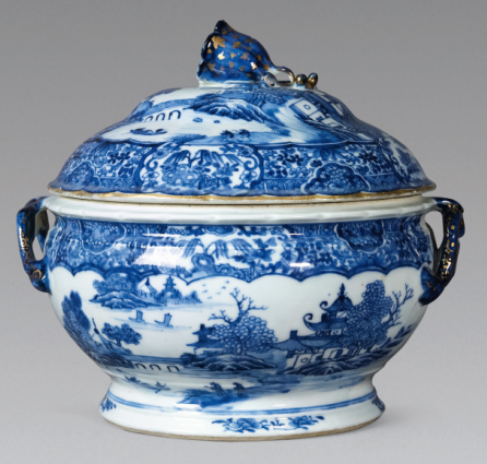 “外銷瓷”是指我國生產(chǎn)的，專門銷往國外的瓷器，清代“一口通商”時(shí)期，中國瓷器遠(yuǎn)銷歐美，對(duì)歐美人民生活影響深遠(yuǎn)。這一時(shí)期輸出的瓷器種類眾多，有粉彩、廣彩、青花、五彩等，器物造型及紋飾圖案既保留了中國制瓷藝術(shù)的傳統(tǒng)特征，又汲取了歐美的藝術(shù)精華，從而燒制出了大量精美的瓷器。圖為清中期青花庭院山水紋花鈕蓋盅。（來源：廣州十三行博物館）