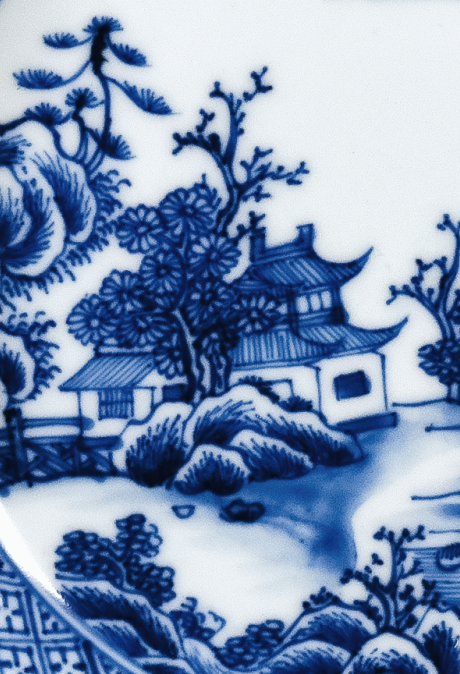 圖為清代青花山水樓閣紋碟細(xì)節(jié)圖，此碟圖案清新，格調(diào)高遠(yuǎn)，給人以恬靜清雅之感。（來源：廣州十三行博物館）