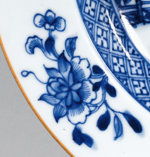 圖為清代青花山水樓閣紋碟細(xì)節(jié)圖，碟沿為青花繪折枝花卉圖。（來源：廣州十三行博物館）