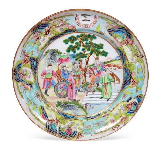 “外銷瓷”是指我國(guó)生產(chǎn)的，專門銷往國(guó)外的瓷器，清代“一口通商”時(shí)期，中國(guó)瓷器遠(yuǎn)銷歐美，對(duì)歐美人民生活影響深遠(yuǎn)。這一時(shí)期輸出的瓷器種類眾多，有粉彩、廣彩、青花、五彩等，器物造型及紋飾圖案既保留了中國(guó)制瓷藝術(shù)的傳統(tǒng)特征，又汲取了歐美的藝術(shù)精華，從而燒制出了大量精美的瓷器。圖為清嘉慶廣彩山水人物紋章碟。（來(lái)源：廣州十三行博物館）