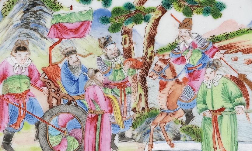 圖為清嘉慶廣彩山水人物紋章碟細(xì)節(jié)圖，碟心繪人物故事圖。（來(lái)源：廣州十三行博物館）