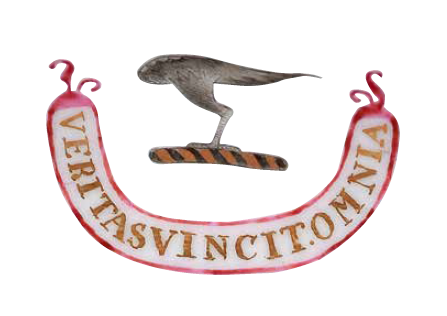 圖為清嘉慶廣彩山水人物紋章碟細(xì)節(jié)圖，頂部繪英國(guó)沃特豪斯（Waterhouse）家族紋章。（來(lái)源：廣州十三行博物館）