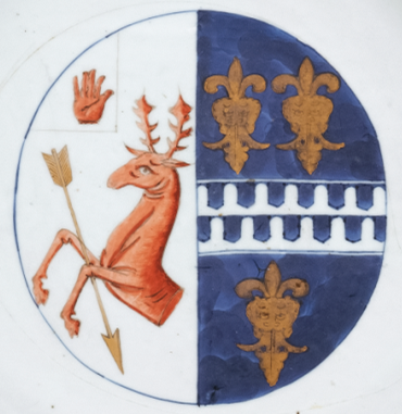 圖為清康熙Decker家族和Watkins家族聯(lián)姻紋章大盤細節(jié)圖，盤心繪英國德克爾（Decker）和沃特金斯（Watkins）家族紋章。（來源：廣州十三行博物館）