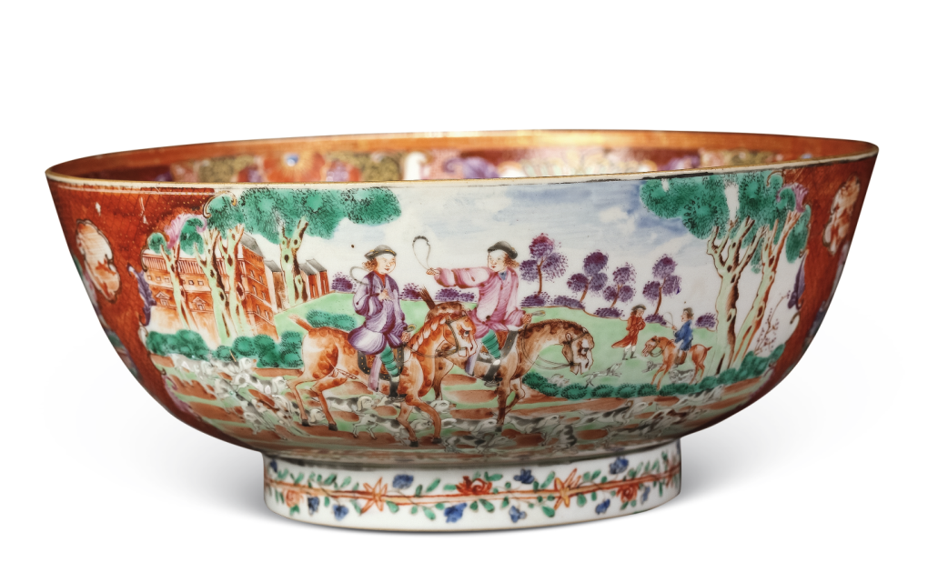 圖為清乾隆廣彩錦地開光洋人狩獵圖潘趣碗。外壁以錦地紋作地，對稱開光繪兩幅洋人狩獵圖，另開兩窗繪中式庭院人物圖，圈足飾花卉紋一周。（來源：廣州十三行博物館）