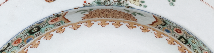 圖為清康熙Decker家族和Watkins家族聯(lián)姻紋章大盤細節(jié)圖，內(nèi)圈金彩飾瓔珞紋。（來源：廣州十三行博物館）