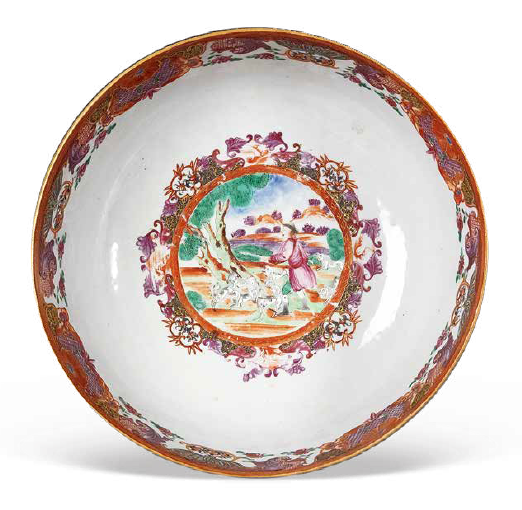 圖為清乾隆廣彩錦地開光洋人狩獵圖潘趣碗俯視圖，該碗紋飾中西結合，色彩豐富艷麗，是乾隆時期廣彩的典型風格。（來源：廣州十三行博物館）