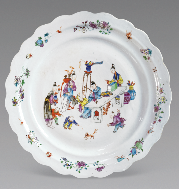 圖為清雍正廣彩嬰戲紋花口碟，通碟施白釉，碟沿對稱繪四組折枝花卉。（來源：廣州十三行博物館）