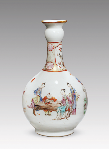 “外銷瓷”是指我國生產(chǎn)的，專門銷往國外的瓷器，清代“一口通商”時(shí)期，中國瓷器遠(yuǎn)銷歐美，對歐美人民生活影響深遠(yuǎn)。這一時(shí)期輸出的瓷器種類眾多，有粉彩、廣彩、青花、五彩等，器物造型及紋飾圖案既保留了中國制瓷藝術(shù)的傳統(tǒng)特征，又汲取了歐美的藝術(shù)精華，從而燒制出了大量精美的瓷器。圖為清雍正廣彩人物紋長頸瓶。（來源：廣州十三行博物館）