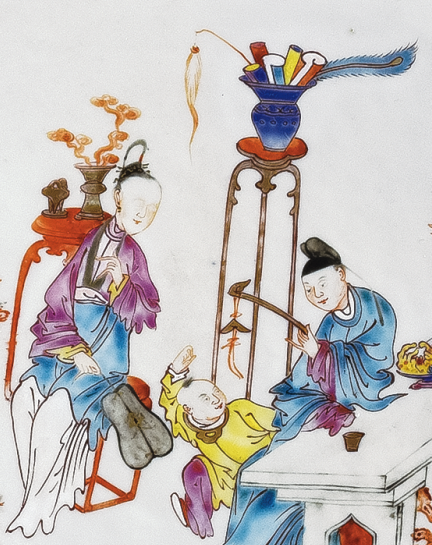 圖為清雍正廣彩嬰戲紋花口碟細(xì)節(jié)圖，碟心繪人物嬰戲圖，人物形象逼真，色彩艷麗，栩栩如生。（來源：廣州十三行博物館）