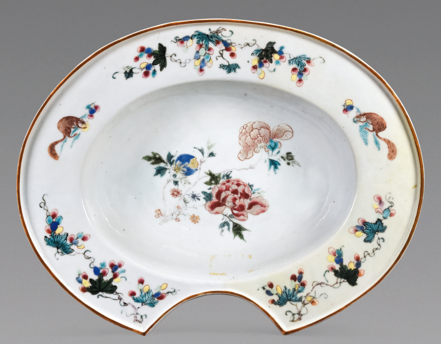 “外銷瓷”是指我國(guó)生產(chǎn)的，專門(mén)銷往國(guó)外的瓷器，清代“一口通商”時(shí)期，中國(guó)瓷器遠(yuǎn)銷歐美，對(duì)歐美人民生活影響深遠(yuǎn)。這一時(shí)期輸出的瓷器種類眾多，有粉彩、廣彩、青花、五彩等，器物造型及紋飾圖案既保留了中國(guó)制瓷藝術(shù)的傳統(tǒng)特征，又汲取了歐美的藝術(shù)精華，從而燒制出了大量精美的瓷器。圖為清中期粉彩花卉紋剃須盤(pán)。（來(lái)源：廣州十三行博物館）