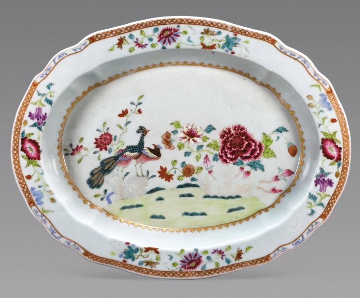 圖為清乾隆粉彩孔雀牡丹紋橢圓盤(pán)，盤(pán)沿繪四組折枝花卉圖，盤(pán)心以金彩繪瓔珞紋一周，繪孔雀牡丹紋，孔雀展屏與怒放的牡丹相映成彰，寓意吉祥如意，大富大貴。（來(lái)源：廣州十三行博物館）