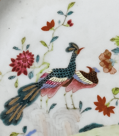 圖為清乾隆粉彩孔雀牡丹紋橢圓盤(pán)細(xì)節(jié)圖。（來(lái)源：廣州十三行博物館）