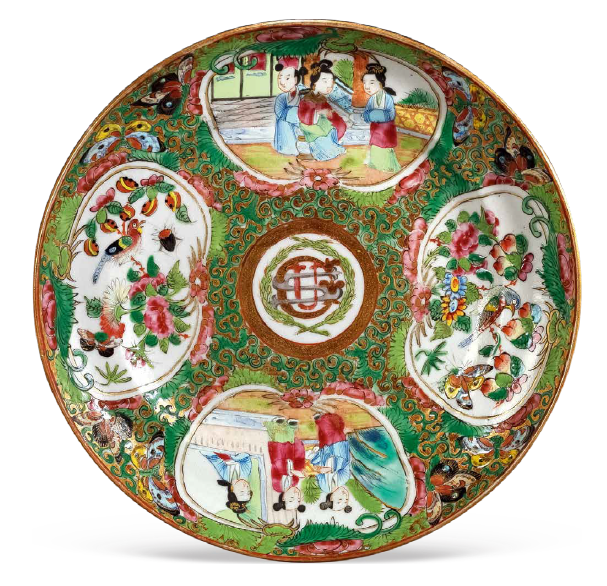 “外銷瓷”是指我國生產的，專門銷往國外的瓷器，清代“一口通商”時期，中國瓷器遠銷歐美，對歐美人民生活影響深遠。這一時期輸出的瓷器種類眾多，有粉彩、廣彩、青花、五彩等，器物造型及紋飾圖案既保留了中國制瓷藝術的傳統(tǒng)特征，又汲取了歐美的藝術精華，從而燒制出了大量精美的瓷器。圖為清末廣彩“USG”花鳥人物紋小碟。（來源：廣州十三行博物館）