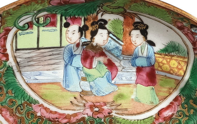 圖為清末廣彩“USG”花鳥人物紋小碟細節(jié)圖。（來源：廣州十三行博物館）