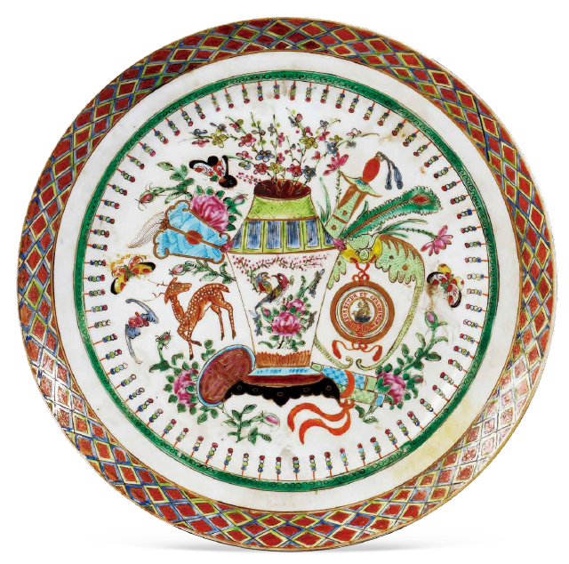 圖為清宣統(tǒng)廣彩博古紋章盤，盤沿飾織錦紋，盤心為博古圖案裝飾，花瓶環(huán)飾蝙蝠、蝴蝶、鹿、壽字、卷軸等吉祥圖案，蝙蝠口銜詹姆斯·凱勒家族紋章。（來源：廣州十三行博物館）