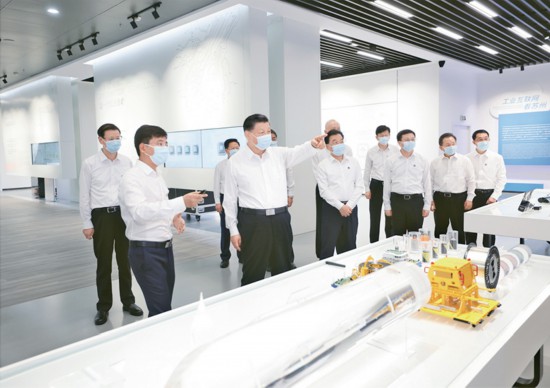 2023年7月5日至7日，中共中央總書記、國家主席、中央軍委主席習(xí)近平在江蘇考察。這是5日下午，習(xí)近平在蘇州工業(yè)園區(qū)考察。 新華社記者 鞠鵬/攝