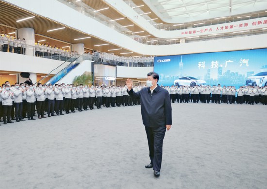 2023年4月10日至13日，中共中央總書記、國家主席、中央軍委主席習(xí)近平在廣東考察。這是12日下午，習(xí)近平在廣汽研究院向職工們揮手致意。 新華社記者 鞠鵬/攝